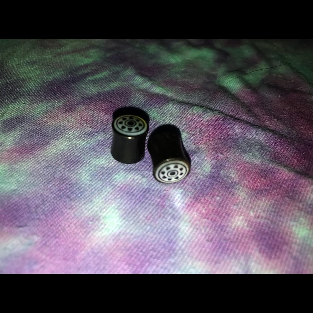 00 Black gauges